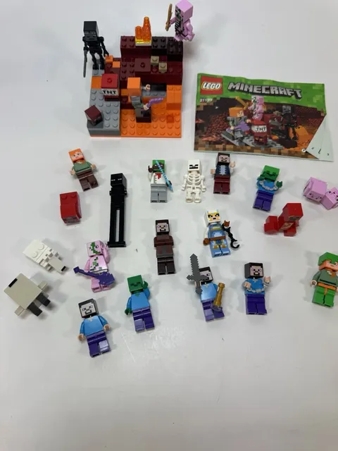 Lego 21139  Minifigure Lot of 20 Minecraft Figures & Spare Pieces plus