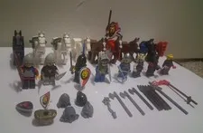  Lego Knights Minifigures & 8 horses + weapons 