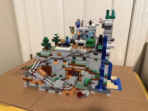 LEGO Minecraft The Mountain Cave 21137 Complete With All Minifigs
