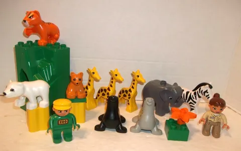 10 Lego DUPLO "ZOO ANIMALS"  + 2 Zoo Keepers ++