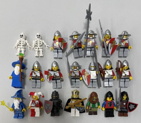 Vintage Lego Castle Minifigure Lot: Great Condition/Adult Owned! Accessories!!