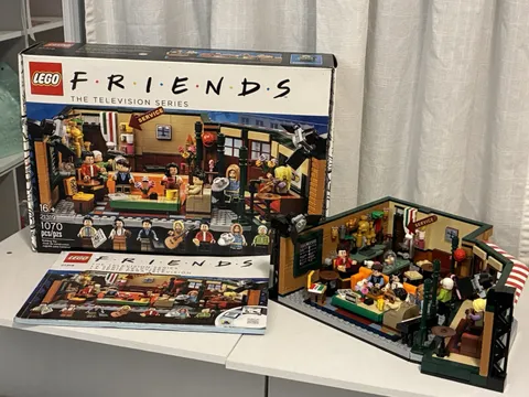 LEGO Friends Central Perk 21319 1070 With Box And Book 100%