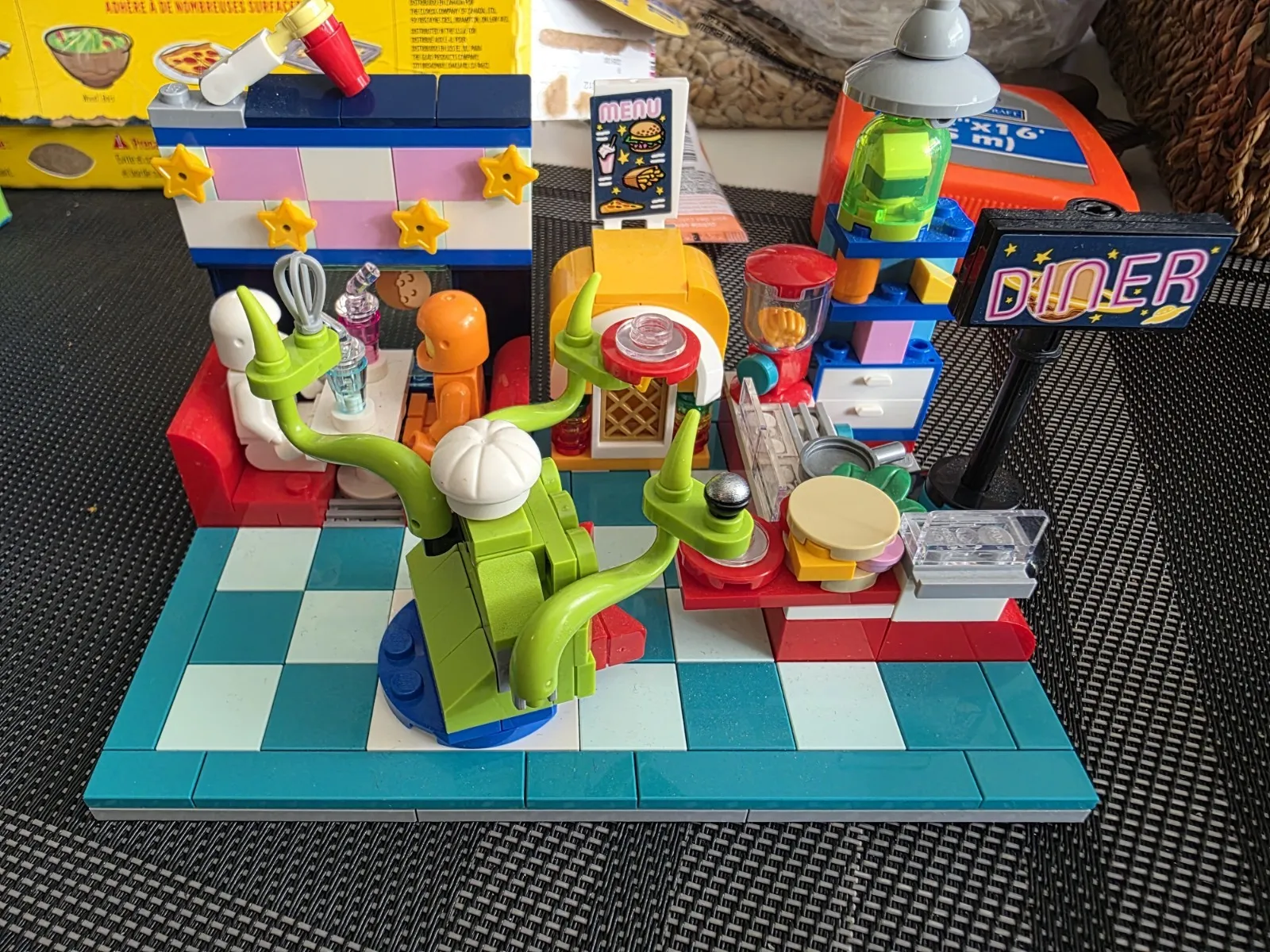 LEGO 40687 Alien Classic Space Diner Limited Promotional Release