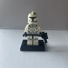 LEGO STAR WARS Clone Horn Trooper with Sand Green Markings On Helmet Mini Figure