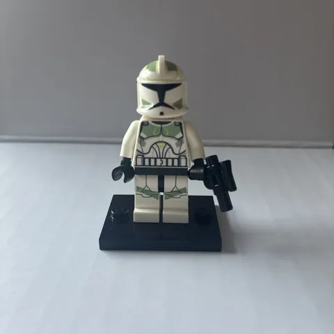 LEGO STAR WARS Clone Horn Trooper with Sand Green Markings On Helmet Mini Figure