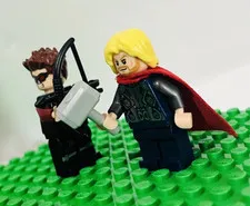 LEGO Thor & Hawkeye Minifigure MARVEL Avengers 76030