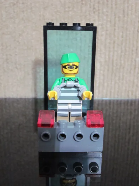 Lego New Minifigure Police Jail Prisoner Chef Apron w/ Cuffs