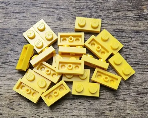 LEGO Yellow Plate 1 X 2 QTY 20. Part No. 3023.