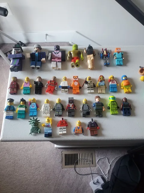 Large mixed LEGO minifigure and accessories lot