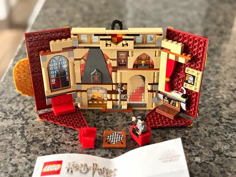LEGO Harry Potter Gryffindor House Banner 76409 285pc Set 9+ Brick Separator