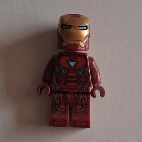 LEGO Marvel Iron Man Minifigure Red Armor w/ Helmet & Tony Stark Head