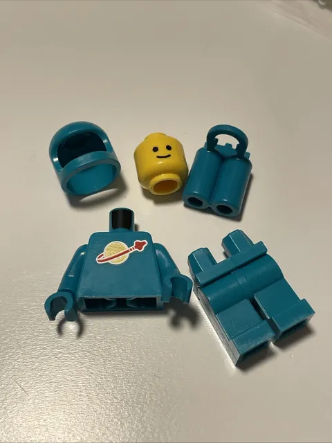 LEGO 21358 Space Minifigure Classic Space Astronaut / Spaceman in Turquoise