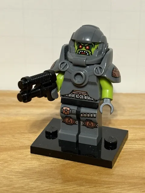 Lego Minifigures Series 9 - Alien Avenger (71000) Retired COMPLETE