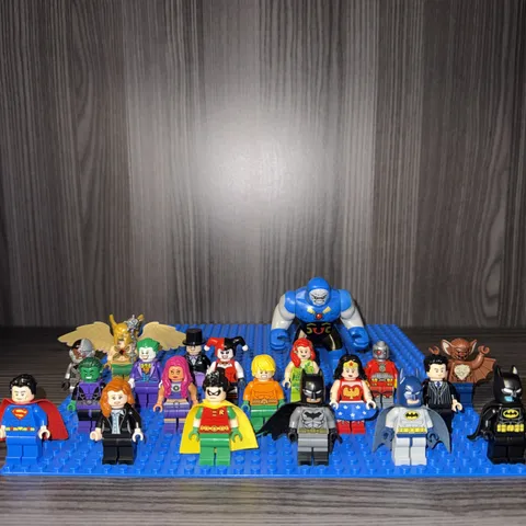 Lego DC Superheros 20 Minifigures Darksied Starfire Robin Great Used Condition