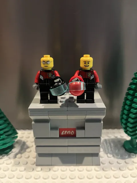 2 LEGO Minifigure Town City Racing Bike Drivers  Rac057 & Rac058 Nice Duo!