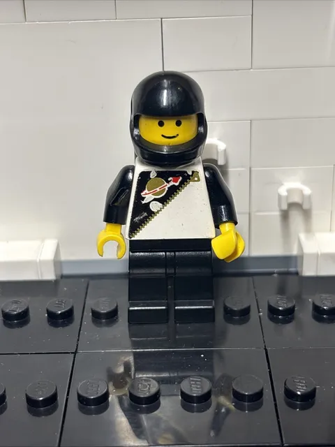 Black Futuron Spaceman 6810 6885 6703 Classic Space Logo 1980s LEGO Minifigure