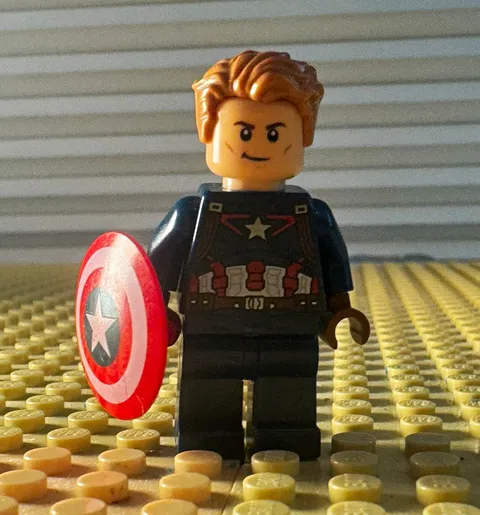 LEGO Marvel Captain America Minifigure w/ Shield