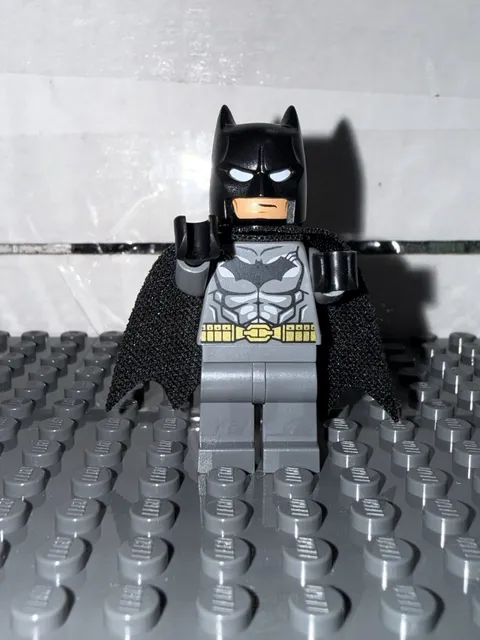 Lego Sh0151 - Batman - Dark Bluish Gray Suit, Gold Belt, Black Hands, Spongy Cap