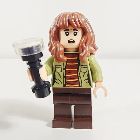 Lego Joyce Byers Minifigure Stranger Things 75810 st002