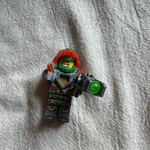 LEGO Nexo Knights Aaron Minifigure from set # 70317 MINT CONDITION WITH  BLASTER