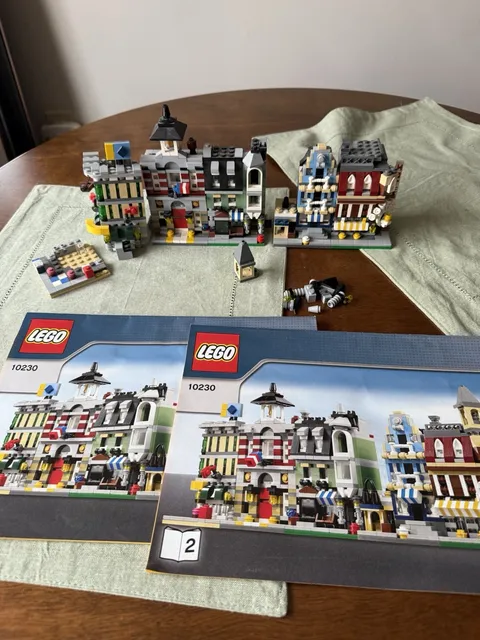 LEGO 10230 Mini Modulars Creator Expert – 2012 Retired – Built – ~97% Complete