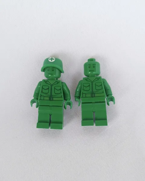 2X LEGO Toy Story 4 toy002 Green Army Man (Set 7595) (Incomplete)
