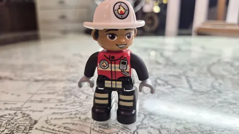 Lego Duplo Fireman Minifigre Minifig Fire Fighter Firefighter Badge & Radio RARE