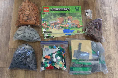 LEGO Minecraft The Village 21128 Complete* Set w/ Minifigures (See Desc)