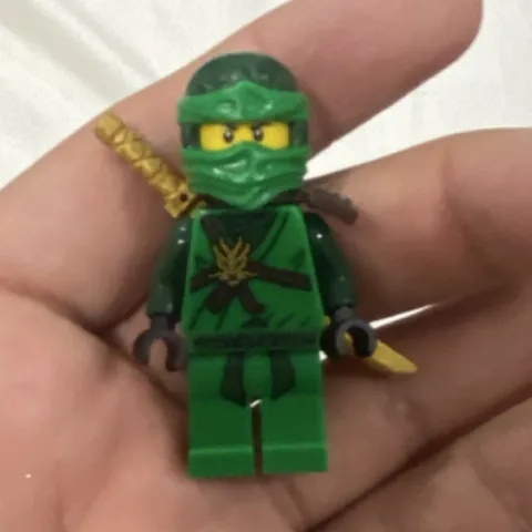 LEGO NINJAGO Lloyd Green Ninja Minifigure w/ Sword & Gold Shoulder Armor njo651