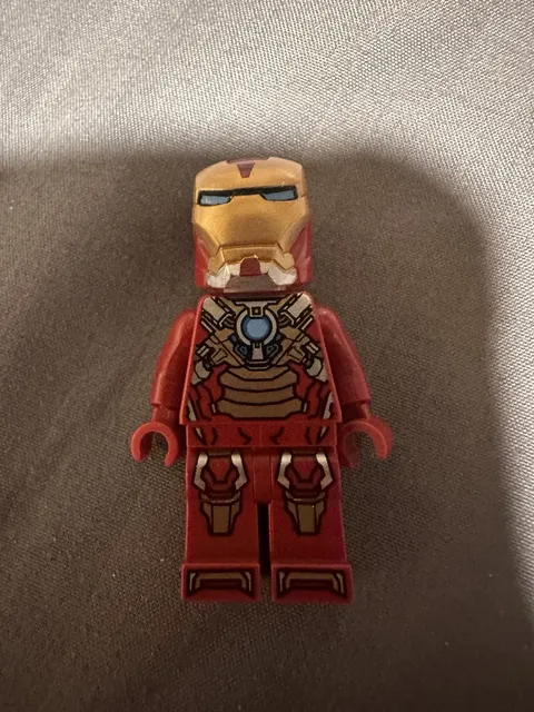 LEGO Marvel Super Heroes Iron Man Minifigure Red Armor Helmet & Reversible Head