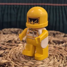 ✳️LEGO Racing Minifigure Driver Yellow Helmet White Torso R Logo #️⃣42