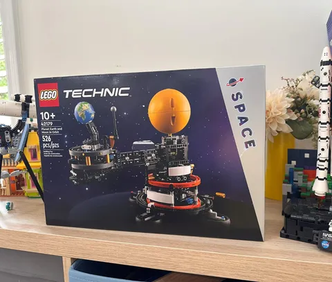LEGO Technic Planet Earth and Moon in Orbit 42179 Space Set NEW Sealed NIB