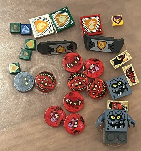 Lego Lot of 26 Nexo Knights Round 2x2 Goblin Printed Face Tiles/Nexo Logo Tiles