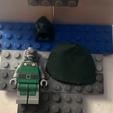 Official LEGO Doctor Doom Minifigure w/ Dark Green Hood & Cape. Set 76005