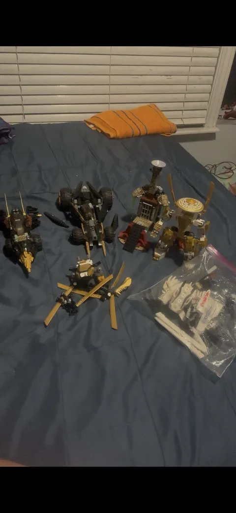 LEGO NINJAGO lot, four head ultra dragon, Cole vehicles, gold mech, gold dragon