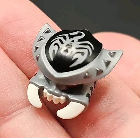 LEGO - Minifig, Headgear Mask Scorpion w/ White Fangs and Pincers - Flat Silver
