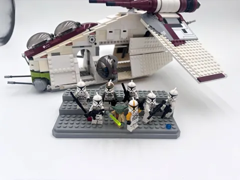 LEGO Star Wars Republic Attack Gunship Clone Wars w/ Yoda Clone Troopers