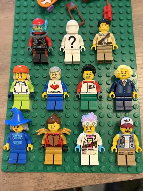 10 LEGO CITY type Minifigs Bundle With 1 bonus random minifig (16)