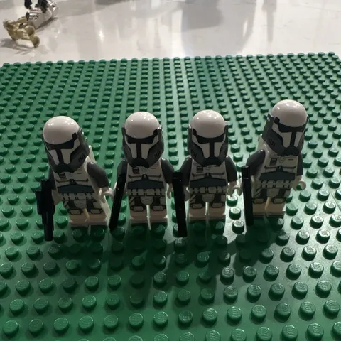 LEGO Star Wars Clone Trooper Minifigure Lot of 4 w/ Helmets & Blasters