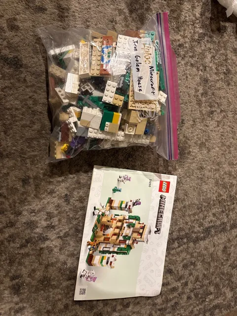 LEGO Minecraft: The Iron Golem Fortress (21250)
