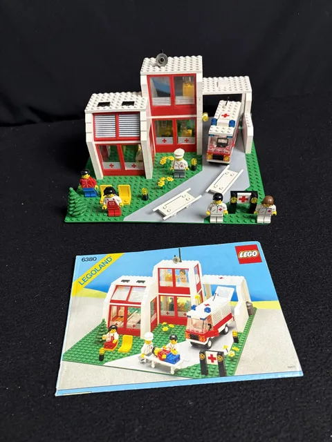 1987 Lego 6380 Hospital City Emergency Treatment Center Town Town