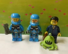 Lego 7066  Alien Conquest EARTH DEFENSE HQ Alien Clinger AND 3 MINI FIGURES 2011