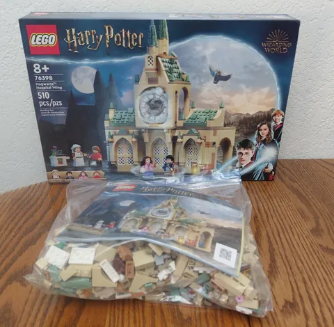 LEGO Harry Potter: Hogwarts Hospital Wing (76398) (Complete w/ Minifigs & Box)