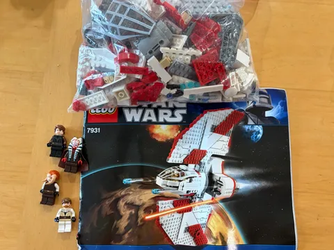 LEGO Star Wars: T-6 Jedi Shuttle (7931) 4 Jedi Figures Lightsabers 98% complete