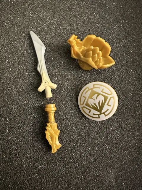 LEGO Ninjago Dragon Master Hunted - Golden Armor Shield Sword - New