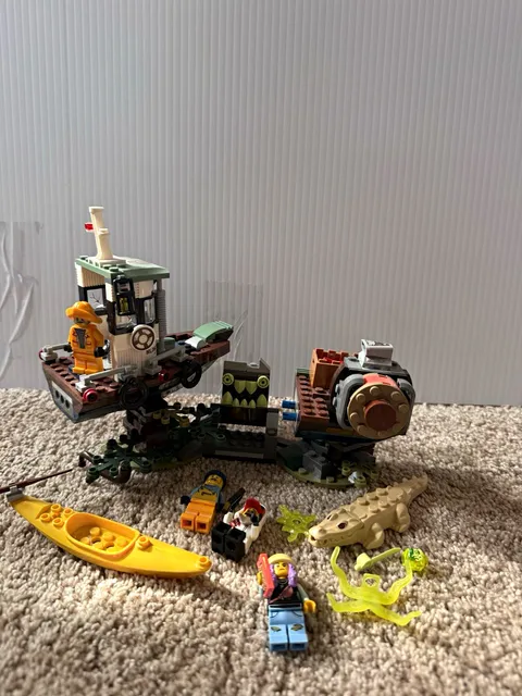 LEGO City 60069 Swamp Police Station Partial Lot w/ Minifigures Kayak Alligator