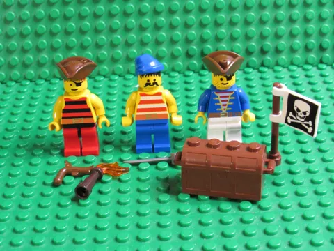 Lot of Vintage Lego Classic Pirates Minifigures sword chest flag 6285 MN17