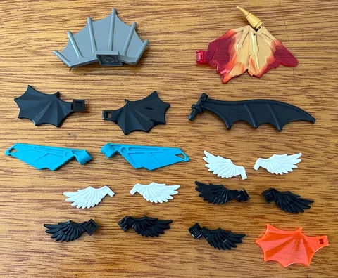 LEGO LOT OF 17 ASSORTED MINIFIGURE WINGS -FEATHERED- BAT - ETC.