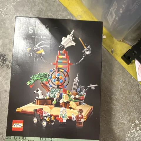 LEGO Ideas: The Evolution of Stem (21355) 979 pcs - Brand New!