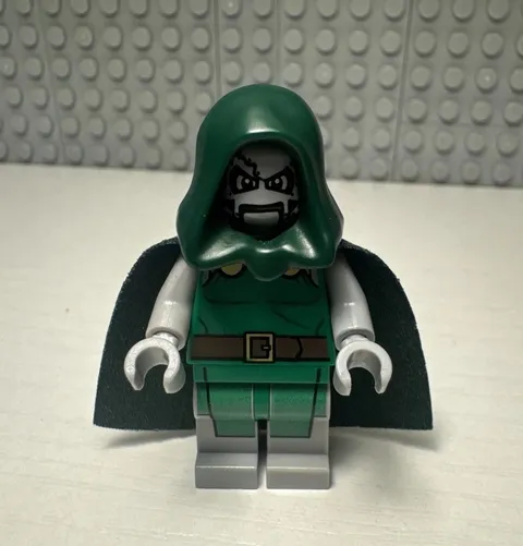 LEGO Dr. Doom Minifigure Sh0052 Marvel Superheroes 76005